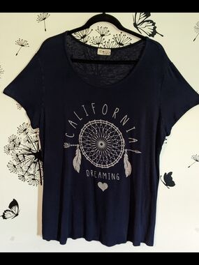 Free Kisses Navy California Dreaming Graphic Tee